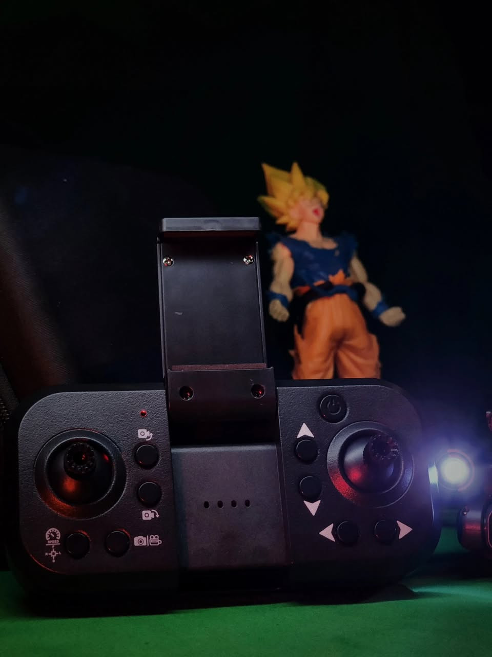 طائرة بدون طيار (درون) من طراز X-IDRONE17 القابلة للطي. هذا الجهاز مصمم كطائرة رباعية المراوح (Quadcopter) للمبتدئين والكبار، وتتميز بعدة مواصفات تقنية موضحة على العبوة. 

أهم مميزات طائرة X-IDRONE17:

الكاميرا: مزودة بكاميرا عالية الدقة (HD) بدقة 1080P قابلة للتعديل كهربائياً لالتقاط صور وفيديوهات بوضوح عالٍ.

نظام التوجيه: تدعم نظام "وضع تتبع جهاز التحكم" (Headless Mode) الذي يسهل التوجيه للمبتدئين، ونظام تحديد الموقع بالتدفق البصري (Optical Flow Positioning) لثبات أفضل أثناء الطيران.

السلامة: تشتمل على مستشعرات لتجنب العوائق بالأشعة تحت الحمراء (Infrared Obstacle Avoidance) وميزة التوقف عند الارتفاع المحدد (Altitude Hold).

التحكم والاتصال: تدعم البث المباشر للفيديو عبر الواي فاي (WiFi FPV) وتسمح بالتحكم في السرعات المختلفة.

التصميم: طائرة خفيفة الوزن (أقل من 250 جرام) وقابلة للطي، مما يجعل حملها وتخزينها سهلاً. 

تصل مدة الطيران القصوى لهذه الطائرة إلى حوالي 9 دقائق، مع مدى اتصال بالواي فاي يصل إلى 30 قدماً تقريباً

السعر 39.000 ألف 

للاستيضاح
اتصال ، واتس: ***********

يوجد توصيل
 لكل محافظات العراق .. 🚖
