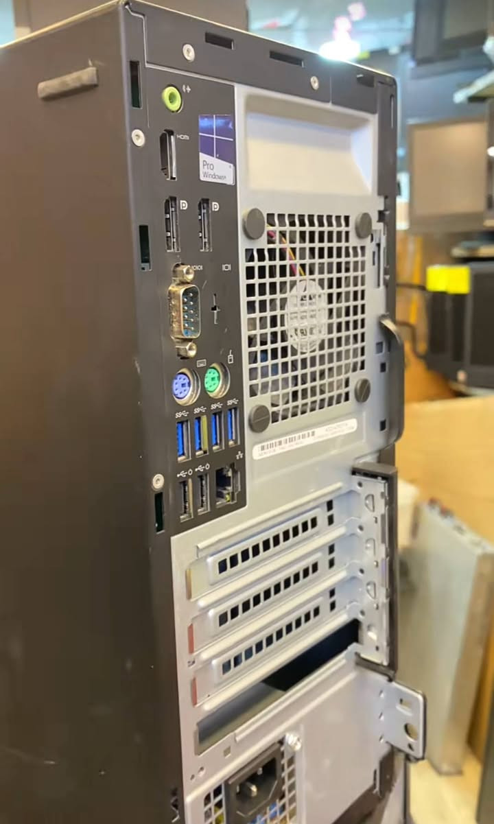 كل هاي هوسه سعره 700الف خصم لمده ثلث ايام// رقم 077 410 0396 6
اسم بي سي optiplex 5050
 مع ثلث هاردات هارد اسسدي 450gb 
وهارد ثاني 16gb
وهارد ثالث 16gb 
المعالج كور اي 5
كارت شاشه 730rtx
رامات 16 
بي جميع العاب بي gta5 نسخه اصليه من ستيم وبي arma 3 نسخه اصليه من ستيم وبي ببجي ستيم وخير من الله العاب
