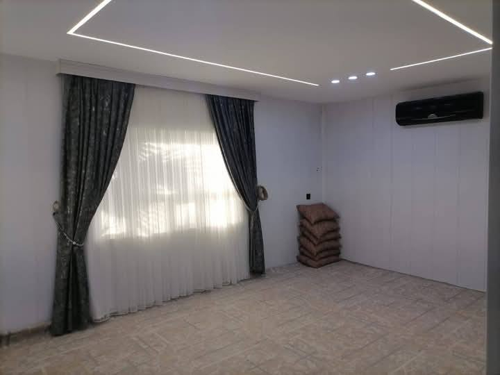 سلام عليكم بيت للايجار او للبيع 
مساحة٣٠٠ متر
عنوان خانةقين _اوباره _حي عسكري 
رقم *********** او ***********
 سعر في اتصال
@highlight
