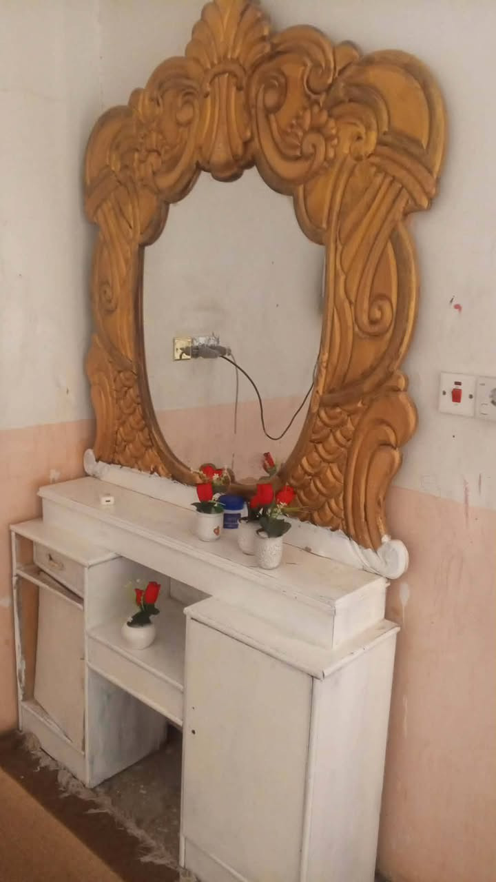 ميز تواليت. وجرباية نفرين .صاج نظيفات جدا .محتاجات صبغ وشوية تعديلات .


**إذا كنت صاحب هذا الإعلان وتريد حذفه لأي سبب، رجاءا أرسل رسالة إلى الدعم الفني**