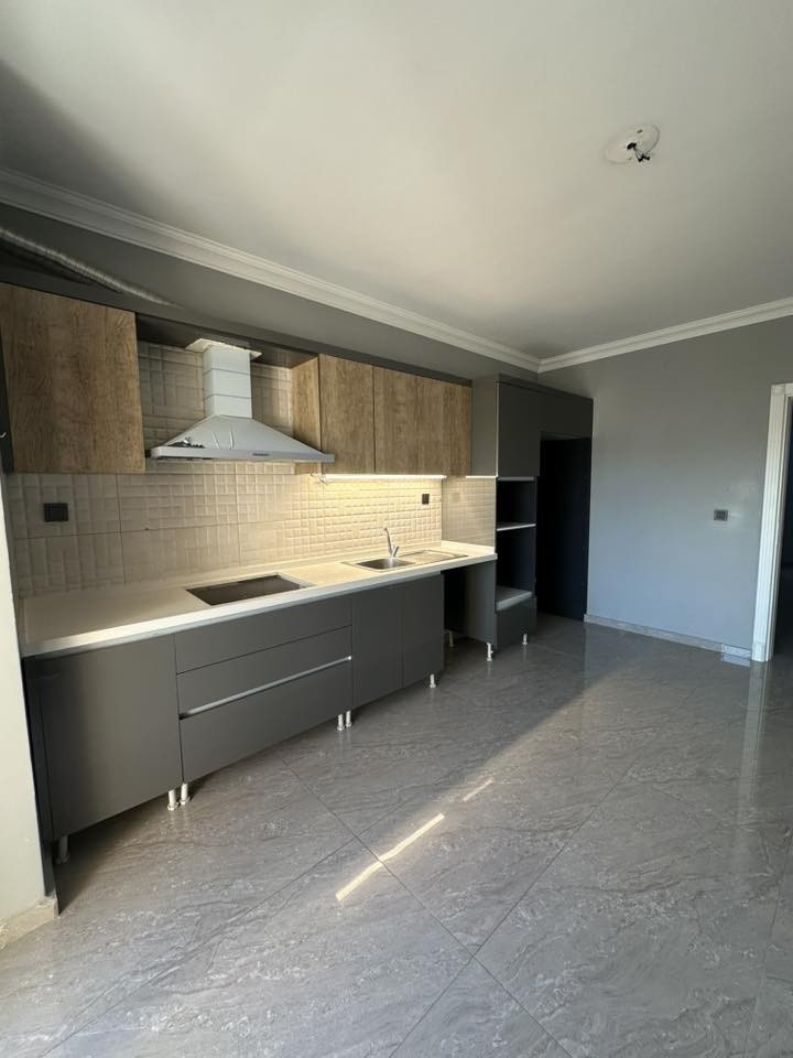 السلام عليكم
مطبخ للبيع نظيف جدا 

شقة B ديزاين حديث كامل 

للتواصل واتساب *********** 📞
