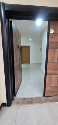 طابق أول • ١٤٢م • ٣ غرف
