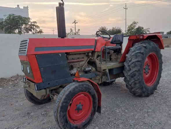 للبيع عنتر ٨٠ موديل ٨٣ بيه سنويه محرك لا صرف ولا بخار 
كير اكسل هيدروليك مابي عيب جاهزه الشغل السعر ٥ملايين
العنوان ديالى قرتبه للإستفسار ***********او
***********
