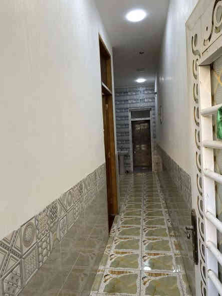 مشتمل. 100 متر. طابو زراعي قرار 25 الكوت الجديده. نزله بيت حايف. يبعد عن. الصب. تقريبآ 15 متر. وقريب ع شارع بغداد. يتكون من ستقبال. وهول ومطبخ. وغرفه. وحمام.  طابق الثاني. غرفه وهول. وحمام. وسطحين شتايكر. وبيتونه. بناء جديد. ***********
