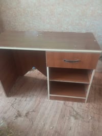 ميز مكتبي • للبيع