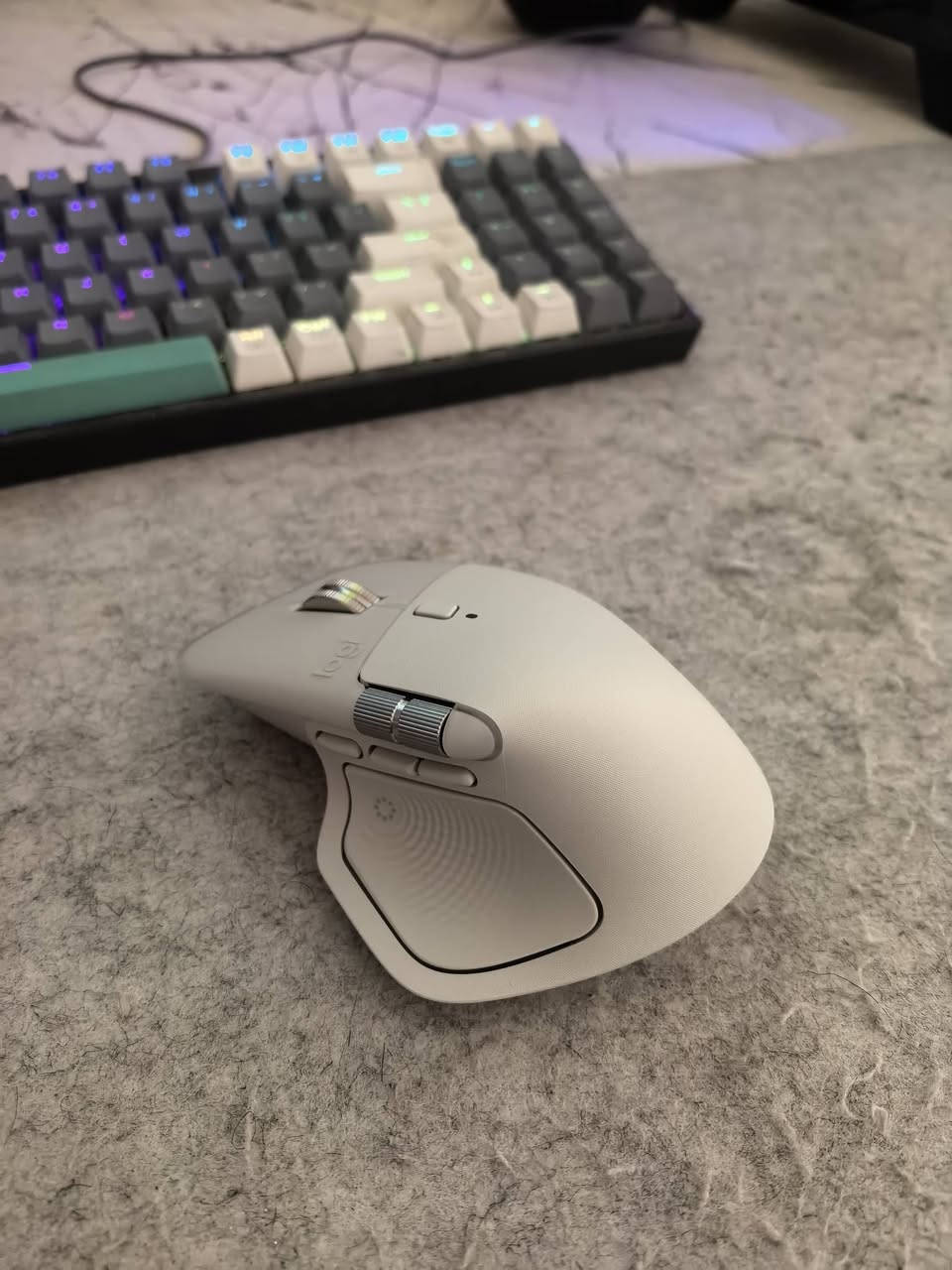 للبيع Logitech MX Master 4 أداء ممتاز، تصميم مريح، مناسب للمصممين والمبرمجين والاستخدام المكتبي. نظيف وبحالة جيدة جداً
 جديد استخدام قليل
وصل الشراء موجود
بعده بالضمان
ما مشحون
ملحقاته و الكارتون موجود
السعر 200 وبيه مجال بسيط
ولا تتعب نفسك ما ابيه بسعر نسخة 3
الي يريد 3 موجود بالسوك الجديد ب 150


**إذا كنت صاحب هذا الإعلان وتريد حذفه لأي سبب، رجاءا أرسل رسالة إلى الدعم الفني**