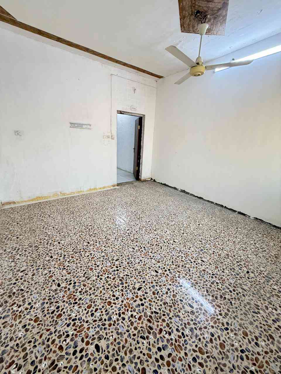 مساحة المشتمل 100م .
المشتمل المشيدة في العام 2010 ومرمم
عرض الشارع 15م .
المشتمل المشيد من طابقين
* يضم الطابق الاول استقبال وهول ومطبخ وغرفة نوم وصحيات .
* يضم الطابق الثاني غرفتين نوم وهول وسطح .
لمعرفة السعر اكتب كلمة (تم)
لمزيد من التفاصيل يمكنكم مراسلتنا على الخاص او الإتصال على الأرقام 
***********
