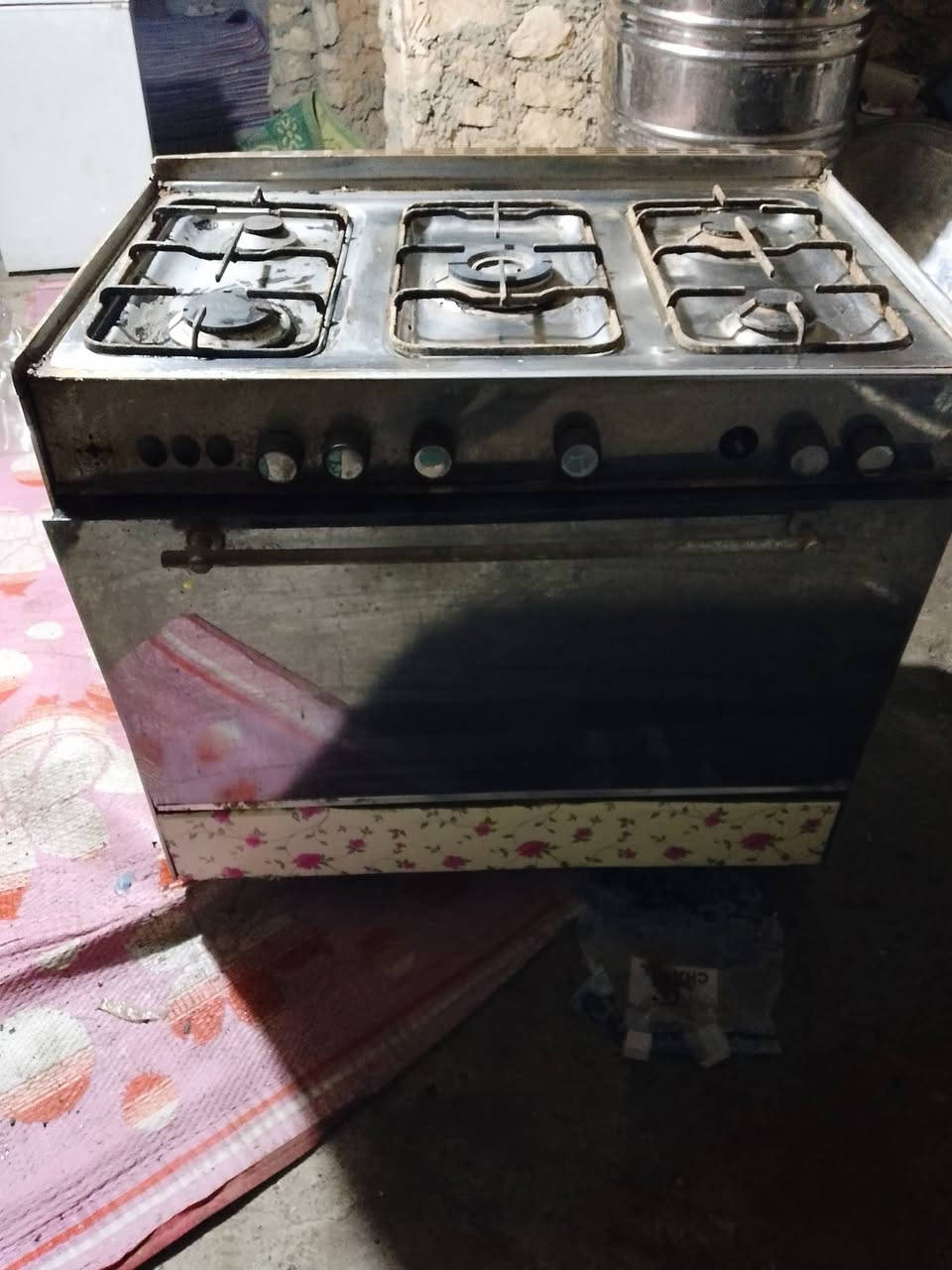 طباخ 5عيون شغال كامل مابي اي نقص 
السعر 65 وبي مجال بسيط بيع مستعجل للعازة 
***********
