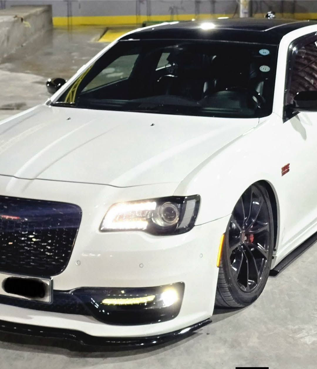 اوباما 5700 فول 300S 

وارد امريكي حادث فقط باب خلفي بدون ايرباك  
دعاميات اس ار تي بلادي صبغ ربع بالدعاميه اثر شخوط 
صور الحادث والسونار مرفقة بالمنشور 

رقم اربيل الجديد  وهزه جديدة
وتحويل ثاني يوم 

المواصفات :
* پانوراما . 
* نقطة عمياء . 
* حساسات امامية .
* مصابيح امامية زنون ديناميكي متحركه
* ويل قياس 20 SRT بلاد 
* حساسات خلفية+ بردة خلفية
* شاشه كبيرة مع نظام ملاحة نفكيشن 
* سستم صوت الپاين مع سماعات 
* ستيرن كهربائي + تدفئة
* مقاعد أمامية كهربائية +خزن ميمور 
* مقاعد أمامية تدفئة + تبريد 
* مقاعد خلفي تدفئة.
* تدفئة وتبريد كلاصات 
* كاميرا خلفية دواره 
* مرايا متحسسة للاضاءة العالية .
* كير شفتر بالستيرن . 
* رادار جانبي وخلفي 

* ⁠السياره عليها اضافات 
* ⁠فجوج برمبو ٤ بستم اصلي SRT
* ⁠فلنجات اصلي SRT
* ⁠ويل اصلي SRT
* ⁠بلكات ريسنك ولف حماوة ريسنك
* ⁠شوتة AFE مغلقة
* ⁠عليها جهاز كومندر و اويل كاج كان 
* ⁠شادلها كامره داش كام امامي خلفي
* ⁠كفرات مكينة 6400 هيمي  
* ⁠تحديث SRT كامل من دوسات 
* ⁠ودعاميات ولدات ومفرات سيارة
* برمجة مصطفى ايگل 
* دبات كورسا
* ⁠ كامله من كلشي مسويله ادامة كامله
*ملاحظة الجگات شايلهن وشادلها صدر كامل 
srt
*********** بغداد, العراق
