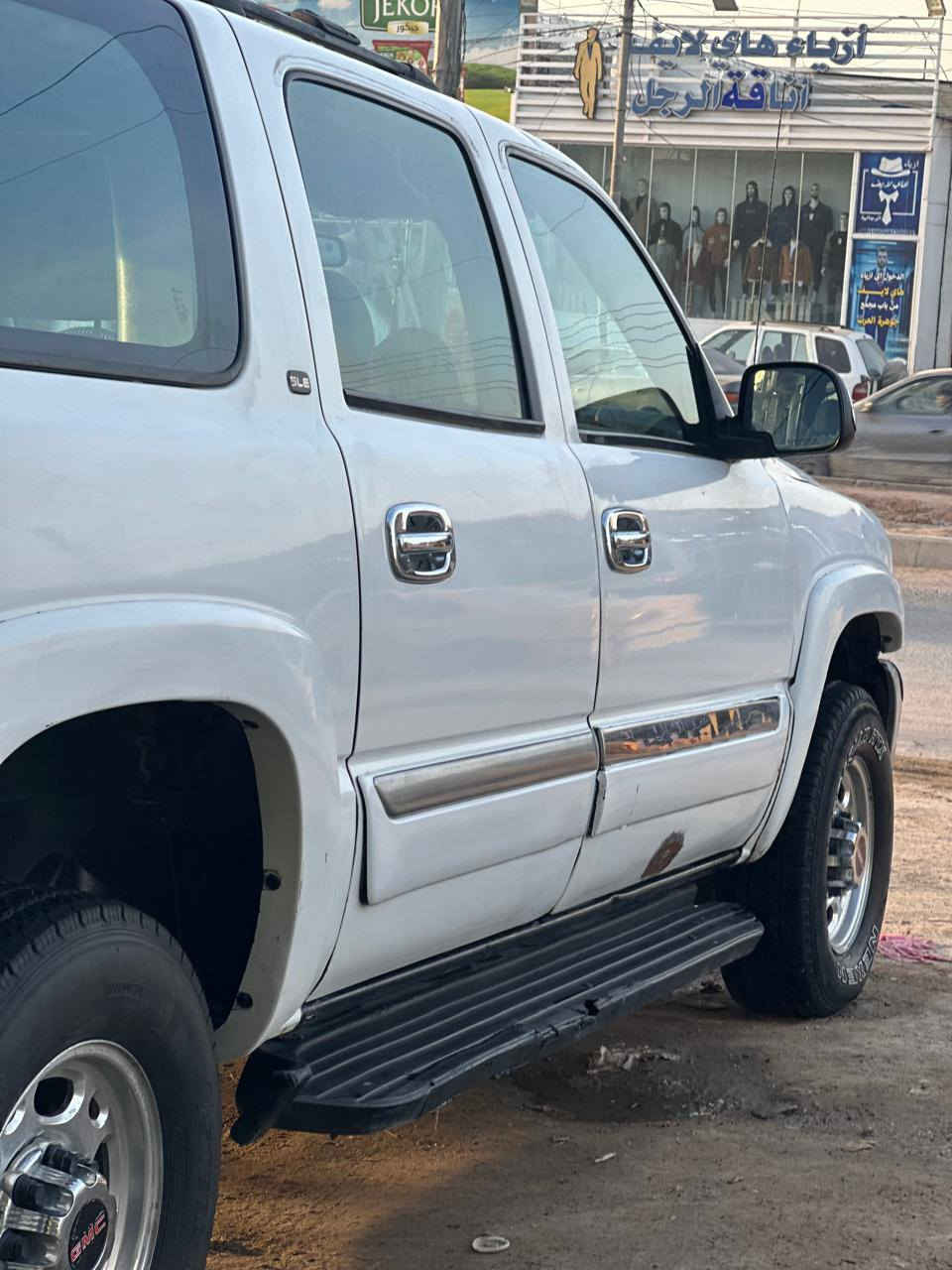 السلام عليكم ورحمه الله وبركاته 
عندي سياره جمسي يوكن للبيع 
موديل 2003أصل  لون ابيض 
رقم انكليزي بغداد خصوصي بسمي 
مكينه6و100  كير 1000 
حديديه جديده 
منظومة بانزين جديده
8براغي
ابطاين بيبان كدلاك
غرفة جديده 
تبريد شغال 
السعر120وبيه مجال
للاستفسار أكثر اتصل على الرقم 
***********
