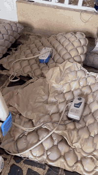 سرير طبي مستعمل شي بسيط ونضيف جداً
ويتحريك يدوي 
ويّا 3 دواشك تقرحات كهربائيه لراحة المريض 
قوي، عملي، ومناسب للبيت أو المستشفى

للعلم:
فقط الدواشك الكهربائيه سعرها ب٢١٠ الله يشهد عليه

💥 السعر كامل مع سرير ودواشك : ٣٢٥ فقط �
للتواصل ***********
