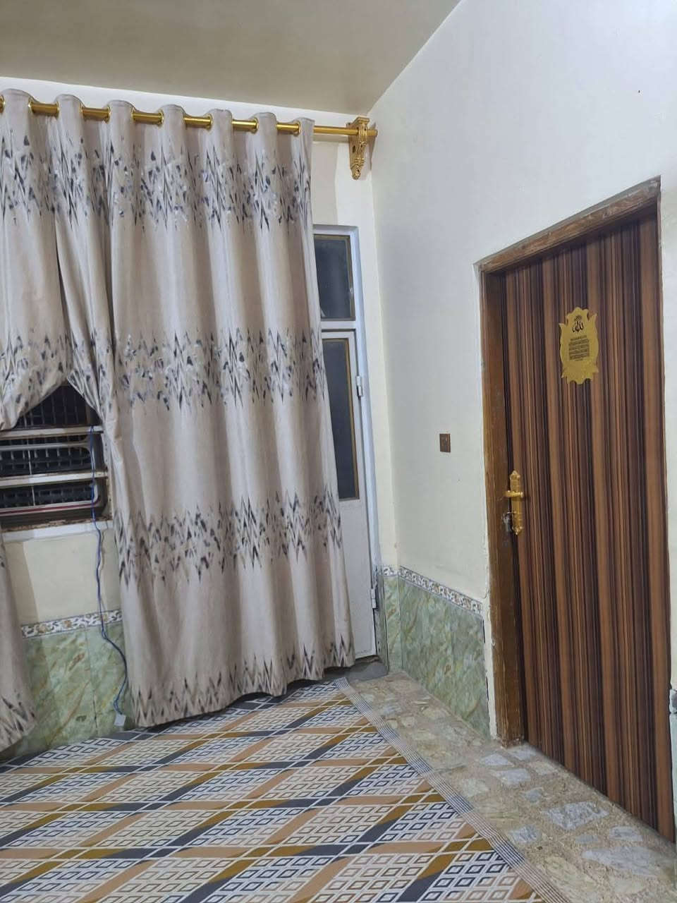 للبيع دار سكن في أبو صخير — حي الزهراء، الفرع المقابل جامع الزهراء.
المساحة: 130 متر
يتكون من:
غرفتين
صالة
استقبال
مطبخ
صحيات داخلية وخارجية
حالة البناء: جيدة
السعر: 70 مليون قابل للتفاوض
موقع مميز قريب على شارع 20، وقريب على شارع المرور، وكذلك قريب على ساحة التضامن، والمنطقة مخدومة وقريبة من جميع الاحتياجات اليومية.
للاستفسار أكثر، مراجعة مكتب الحسين للعقار أو الاتصال على الرقم التالي:
📞 ***********
