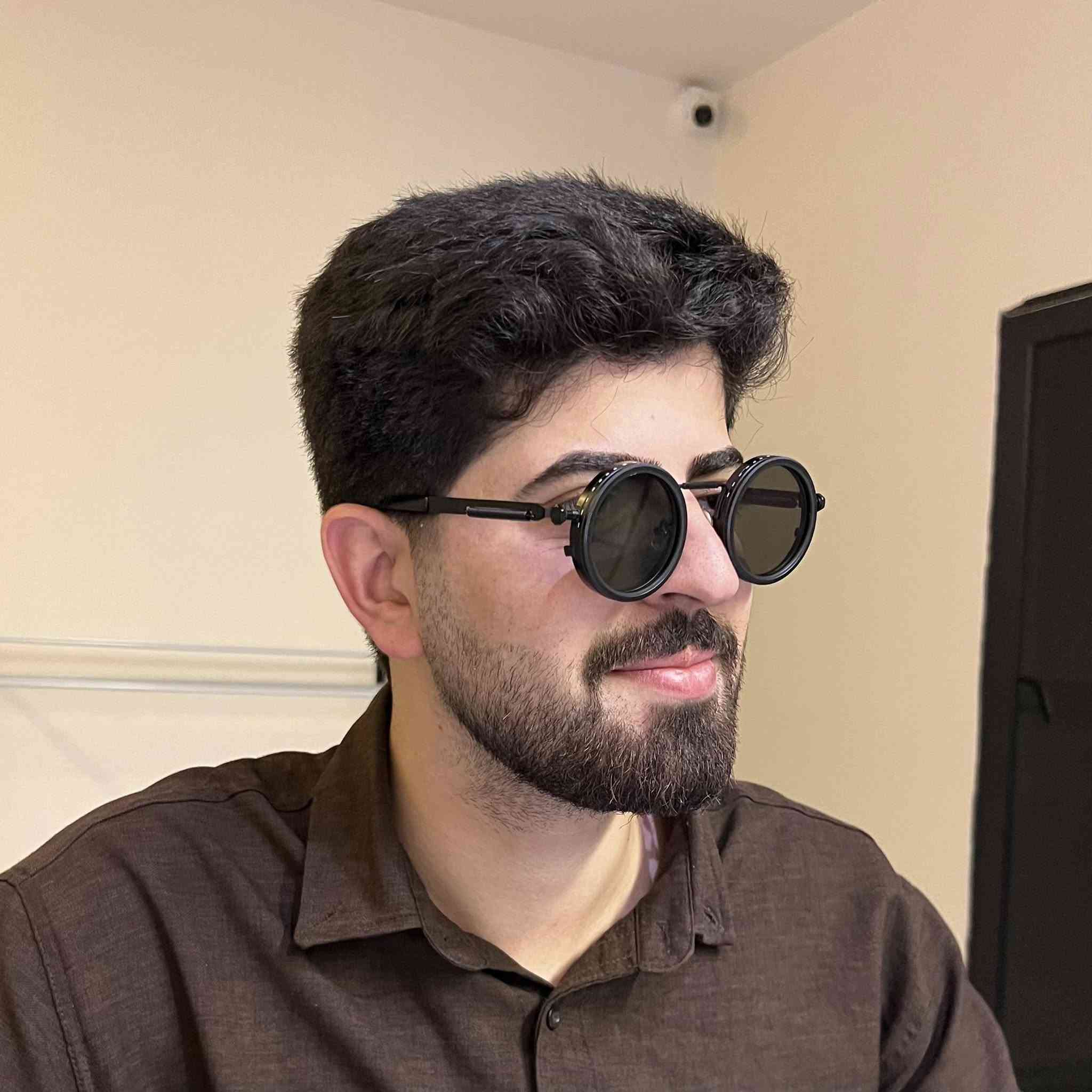 🕶️⚙️ إطلالة استثنائية لعشاق التميز!
نظارة ND Vario الدائرية بتصميم ستيم بانك عصري وتفاصيل ميكانيكية فريدة 😎

إطار معدني متين، أذرع مرنة، وراحة طوال اليوم ✨

تجي ويا حافظة صلبة للحماية 🎁

خلي ستايلك يحكي عنك! 🔥


**إذا كنت صاحب هذا الإعلان وتريد حذفه لأي سبب، رجاءا أرسل رسالة إلى الدعم الفني**