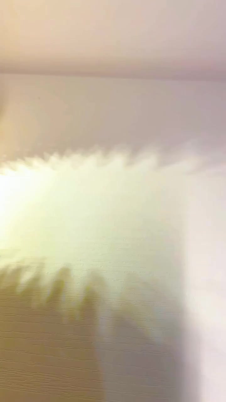 سيروم انوا الاحمر لتصحيح البقع الداكنة 
عالجي فرط التصبغ باستخدام هذا السيروم المصنوع من 10% نياسيناميد و4% حمض الترانيكساميك لإخفاء البقع الداكنة وندبات حب الشباب. 
يحتوي على ألفا أربوتين لتفتيح وتوحيد لون البشرة، بالإضافة إلى حمض الهيالورونيك والزيوت النباتية لترطيب البشرة وتهدئتها.
1. تقليل حجم المسام: النياسيناميد يساعد في تقليل مظهر المسام الكبيرة.
2. تفتيح البشرة: حمض الترانكساميك يساعد في تقليل التصبغات والبقع الداكنة، مما يؤدي إلى توحيد لون البشرة.

3. تهدئة البشرة و علاج الحبوب و الاثار : النياسيناميد ومكونات أخرى تعمل على تقليل الاحمرار وتهدئة البشرة الحساسة.
4. ترطيب عميق: السيروم يحتوي على مكونات مثل الجلسرين وحمض الهيالورونيك التي تساعد في ترطيب البشرة بشكل فعال.
 #سيروم #بشرة_صافية #عناية_بالبشرة#تفتيح


**إذا كنت صاحب هذا الإعلان وتريد حذفه لأي سبب، رجاءا أرسل رسالة إلى الدعم الفني**