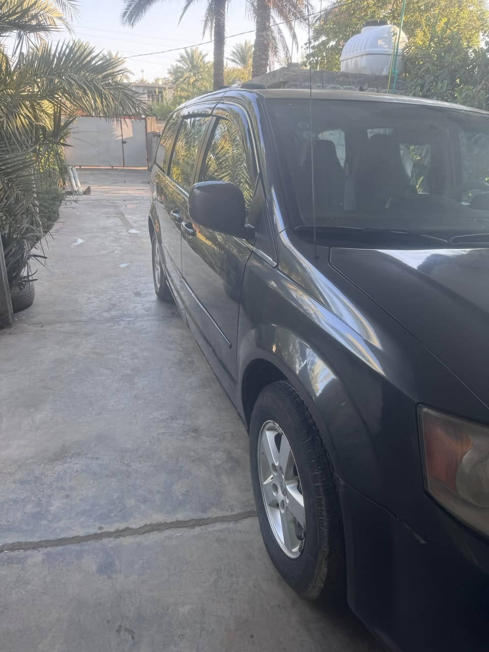 السلام عليكم ورحمة للبيع دوج كرفان موديل 2011سيارة خير من الله مكينه جديدة كير جديد البوب كهرباء والجنطه كهرباء سته سلندر محرك 3600 السنويه تنتهي 29  صدر جديد تخم تاير والسانور موجود بالصور السعر 13000$ 
للاستفسار ***********
