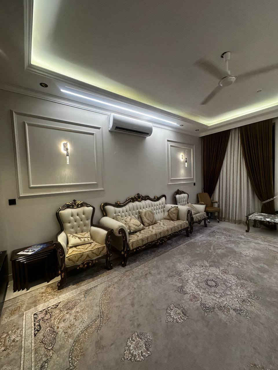 السلام عليكم
اللهم صل على محمد وال محمد 
دار سكن حديث تصميم مودرن بناء سنة ٢٠٢٤ 
مساحة البناء ٢٠٠ متر طابق ونصف 
يحتوي على ٢ غرف نوم مع هول داخلي كبير ومطبخ عدد ٢ واستقبال كبيرة الطابق الثاني هول ومجموعه صحية …
مواد البناء كلها درجة اولى وتفاصيل واضحة بالصور …
موقع البيت الكوت حي الحوراء بين شارع الكفاح وشارع الحي  .. المنطقة خدمات كاملة ماء وكهرباء وصب شوارع  وعرض الشارع ١٧ متر ،

  السعر 120نقد
 والباقي  اسكان 53 مليون 
تسديد شهري290 الف يتحول على المشتري 

***********
