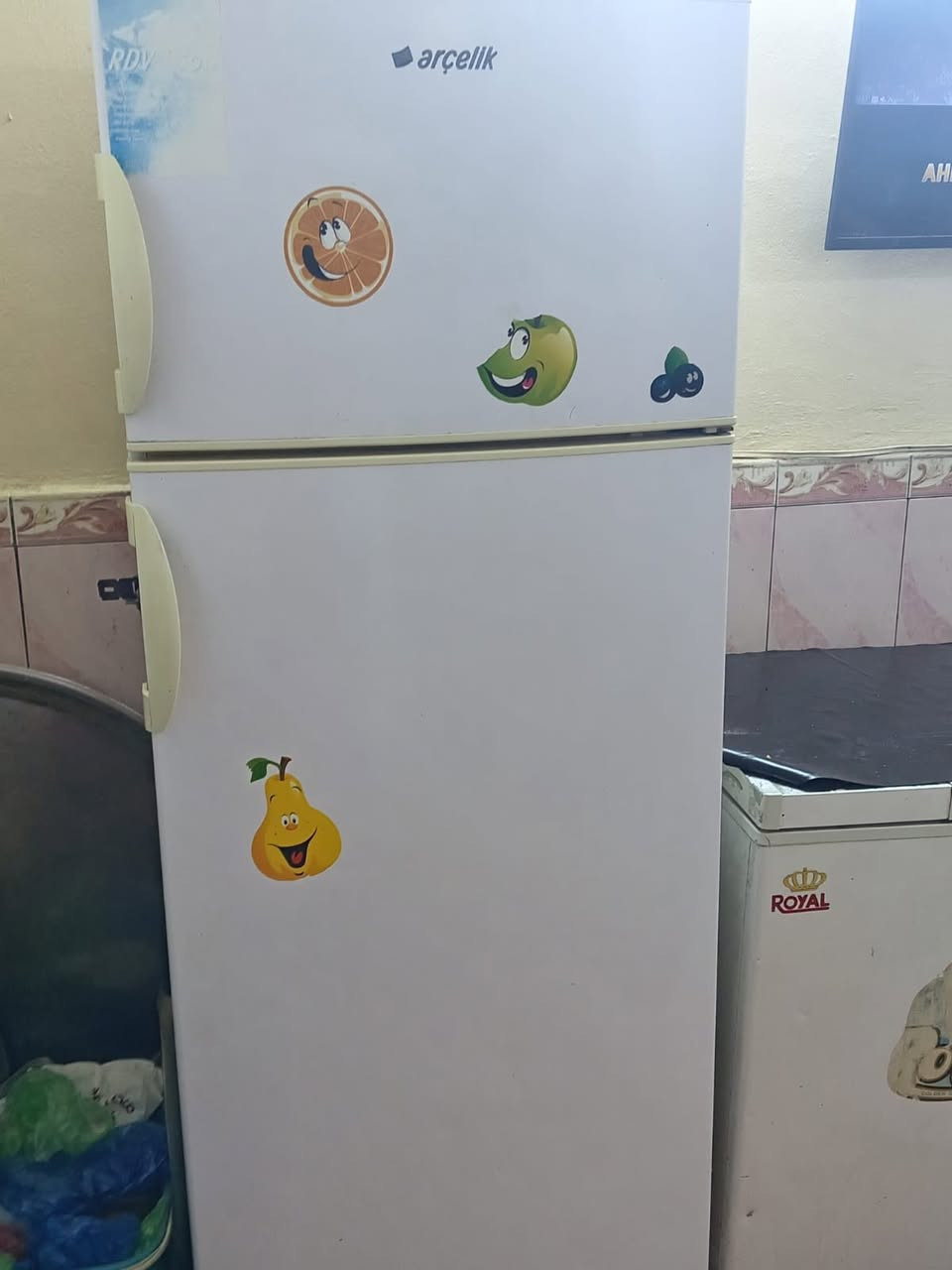 سلام عليكم ثلاجة للبيع شغالة ١٠٠بل١٠٠ تبريد ثلج مساحة واسعة فريز ثلج عنوان بغداد حي الأساتذة مقابيل حي العامل رقم*********** سعر 130
