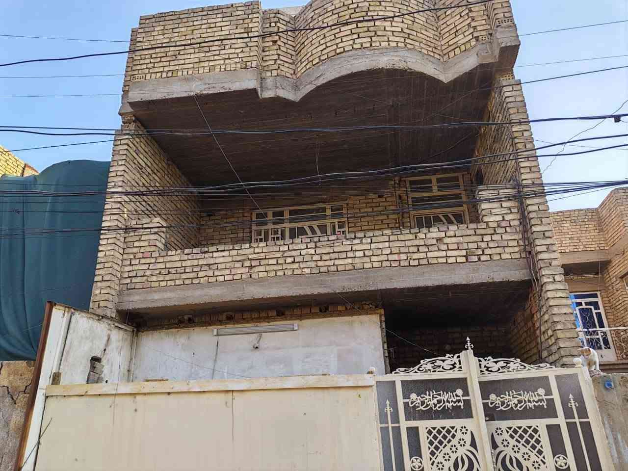 🏡 بيت للبيع – أم الكبر والغزلان
📍 المساحة: 150 م²
📏 الواجهة: 6 م | النزال: 25 م

✨ يتكون من طابقين:
🔹 الطابق الأول: استقبال، صالة كبيرة، مطبخ كبير، غرفة نوم، حمامان مع صحيات.
🔹 الطابق الثاني: 3 غرف نوم، مطبخ كبير، حمامان مع صحيات.

🛠️ ملاحظة: البيت نظافته 70%، ويوجد بعض النواقص في الأرضية مع رطوبة.

📞 للاستفسار: ***********

