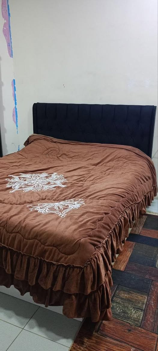 السلام عليكم غرفة نوم 4 قطع جديدة ونظيفة 
خشب MDF صناعة معمل الفرسان 
كنتور 
ميز تواليت 
جرباية 200*180
جرارات 
واتساب 
***********
