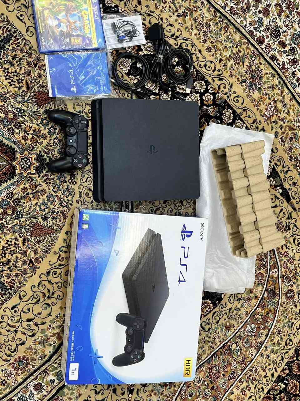 جهاز بلي 4 نظيف جداً مستعمل قليل غير مفتوح وغير مهكر ذاكره 1 تيرا كل ملحقاته ويا والاصليه السعر 325 قفل. ***********
