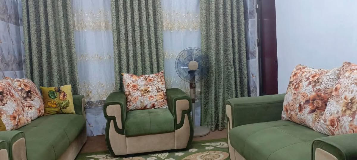 السلام عليكم
تخم 10 مقاعد كامل مع الكوشات والزوليه هم وياه مثل ما موضح بالصوره ونضافته مبينه بالصوره شلون نضيف  مكاني بغداد والسعر 300 وهذه رقمي وبيه واتساب
‭0781 392 7054‬
