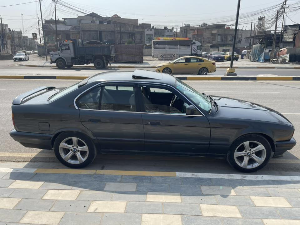 بي ام 520 مسكر عدل 1990 كير عادي 
سيارة حلوه ومرتبه جام كهرباء سلايد شغال طكتين تبريد عاطل بسمي رقم بغداد شرط تحويل ثاني يوم السعر 50 وبي مجال بسيط للبيع فقط 
***********
