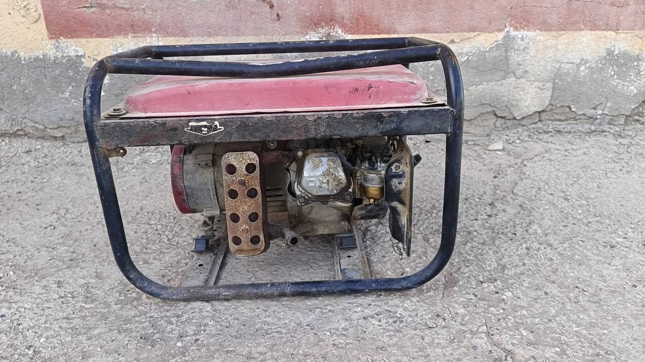 اثنين مولدات للبيع وحده كاما 5كيفي 30انمبير مابيه شي المولده شغاله رايده 350وبيه مجال شويه والثانيه بانزين من القديمات شغاله وشرط تحول سعره 100
***********
