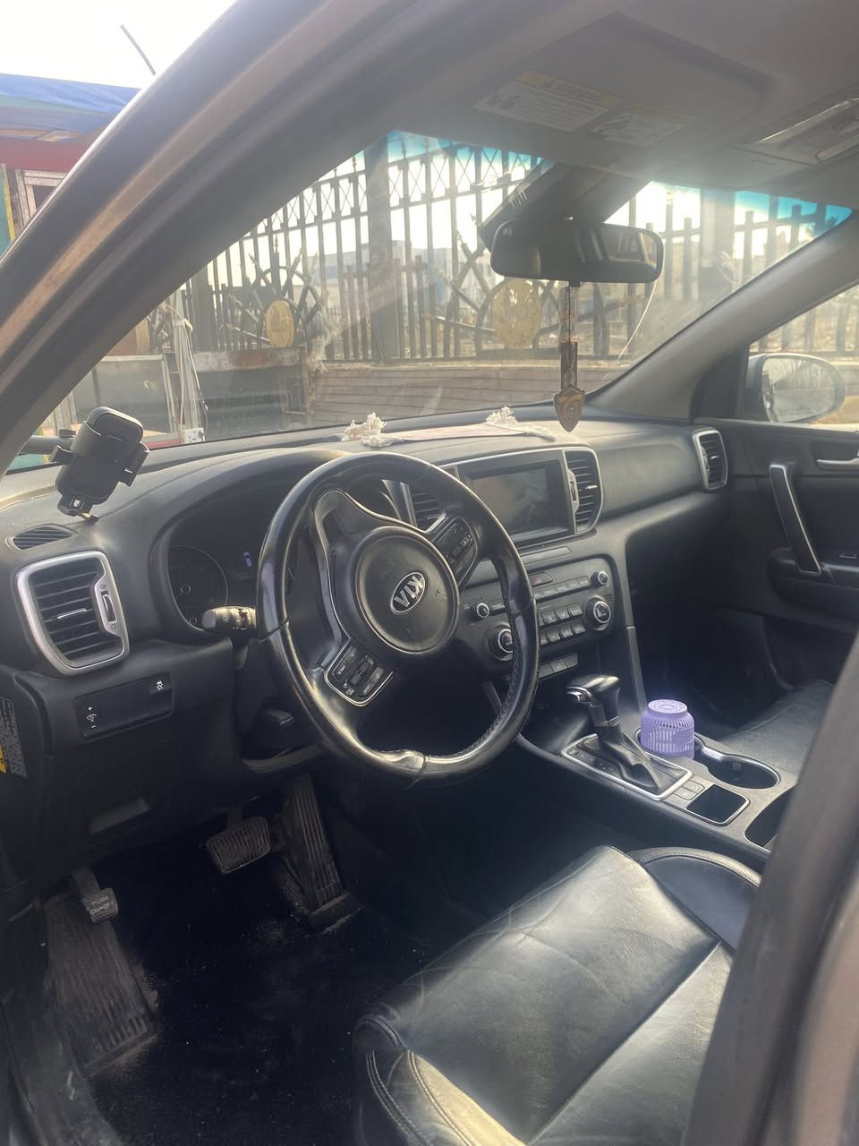 السلام عليكم
سبورتج 2017 وارد امريكي
مواصفات كاملة  ماعدة التنتة
ماشية 83
سيارة كاملة مكملة وباسمي وتحويل ثاني يوم
السونار موضح بالصورة 
السعر 165 وبيهة مجال بسيط
مكاني شهداء البياع شارع المضخة الاول
***********
