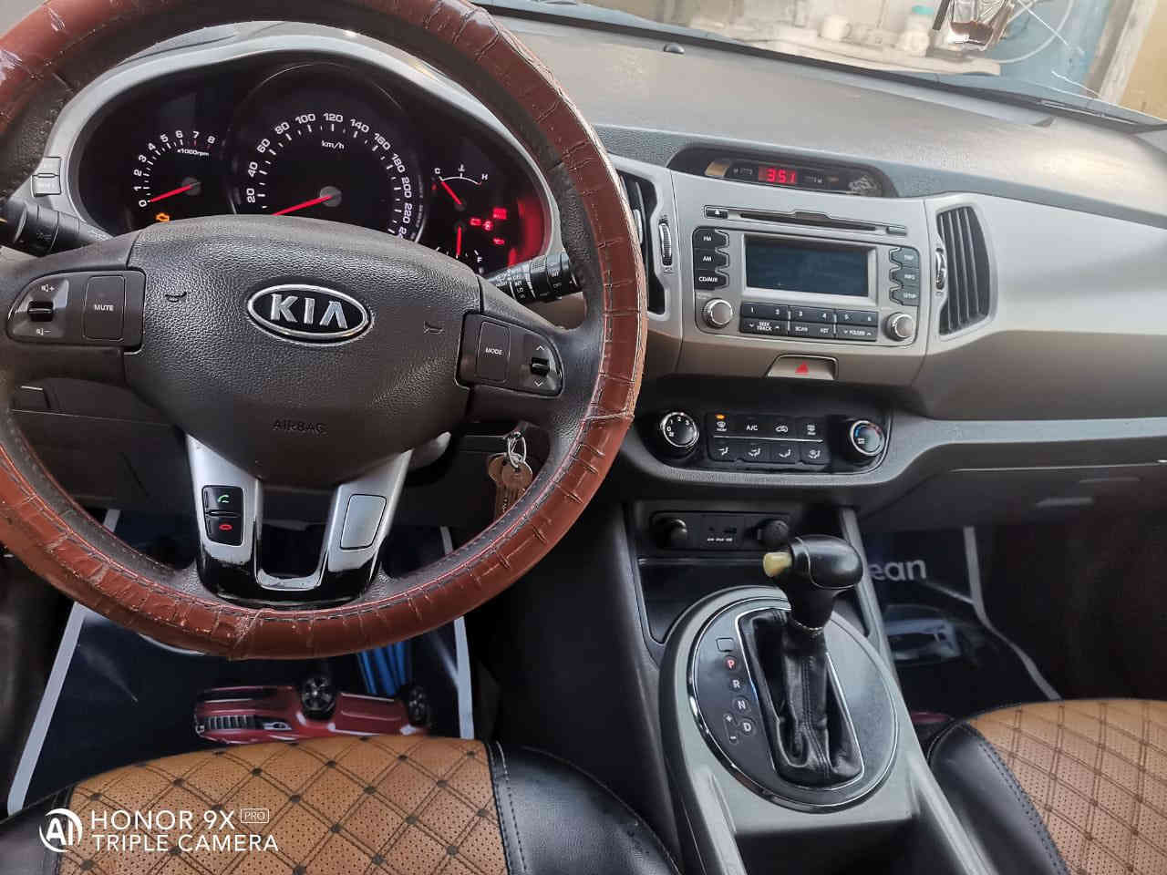 سبورتج ٢٠١٢
رقم بغداد 
خليجي 
تحكم استيرن 
كاميرا 
أشاير بلمري 
لد امامي 
ويل كب 
كشن سائق كهربائي
محرك 2000دوش

الاتصال على ***********
بغداد مدينة الصدر 
السعر ١٣٢
