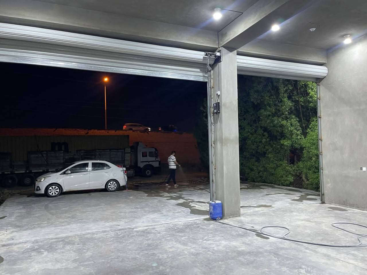 السلام عليكم 
بنايه طابق ارضي للايجار 250 متر ارتفاع 5متر
مسقفه كونكريت ..مجهزه بكامل الخدمات تصلح كمصنع او معمل او مخزن... تحتوي على غرفه اداره وسستم كامرات وبوابات كهربائيه التحكم بها من خلال الريمونت وتحتوي على كهرباء 3_فيز ومحوله خاصه بيها 
العنوان / حله / نزيزه/مقابل جسر القطار 
للاستفسار /***********....***********
