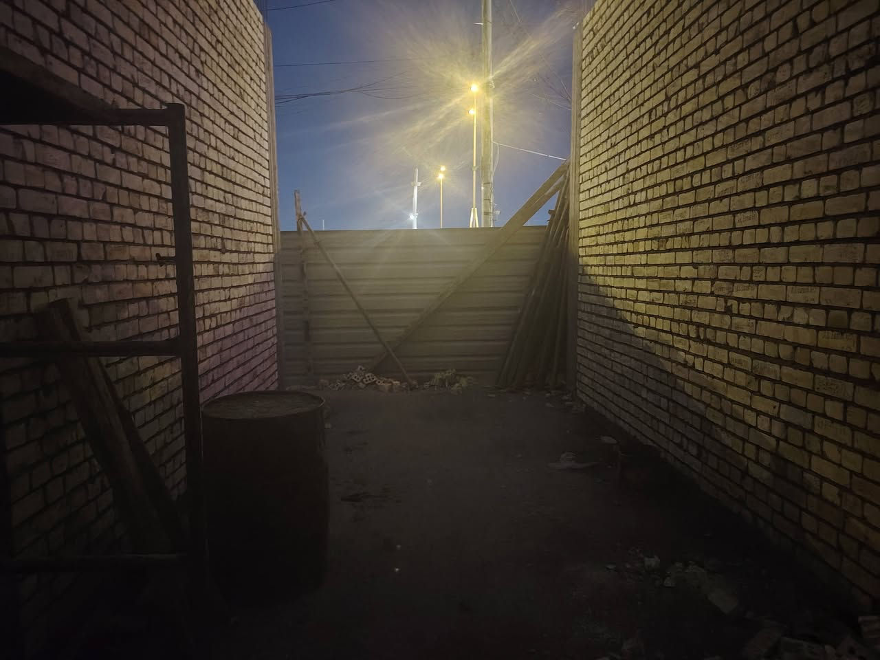 بسم الله الرحمن الرحيم
#للأيجار_دار_مع_محلات مباشر على الشارع العام
للتواصل : *********** أتصال أو  واتساب
