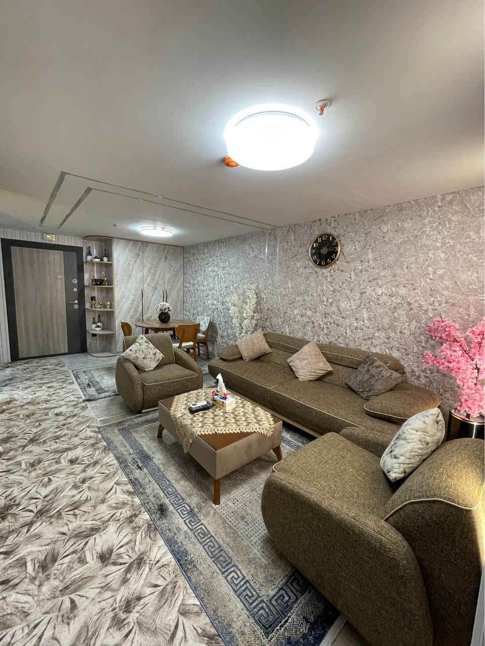 شقة مفروشة VIP للإيجار 
غرفتين و صالة 
المساحة ١١٠م 
طابق ٢ داخلي مشروع 
٢ حمامات 
——————-
شووقەی ڕاخراوی VIP بۆ کرێ
دوو ژوور و هۆڵ
دوو توالێت و حمام 
ڕووبەری ١١٠م 
تابق ٢ سەر حدیقەی مەشروع

بۆ زانیاری زیاتر 
0750 374 77 27 أربيل, العراق
