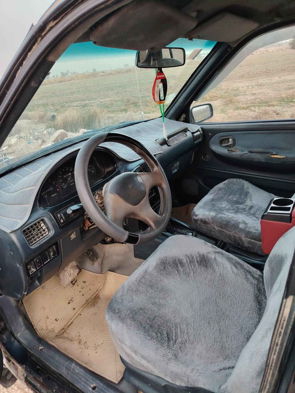 السلام عليكم سبورتج 93 مكينه وكير ونجي 6 سلندر رقم بابل وانكليزي سنويه ل 30 هزه جديده تخم تاير مسجل بلوتوث حداديه نضيفه كهربائيات كلها شغاله دوشمه جديده دواخلها نضيفه مكاني ديوانيه *********** السعر ٤٥ وبيها مجال
