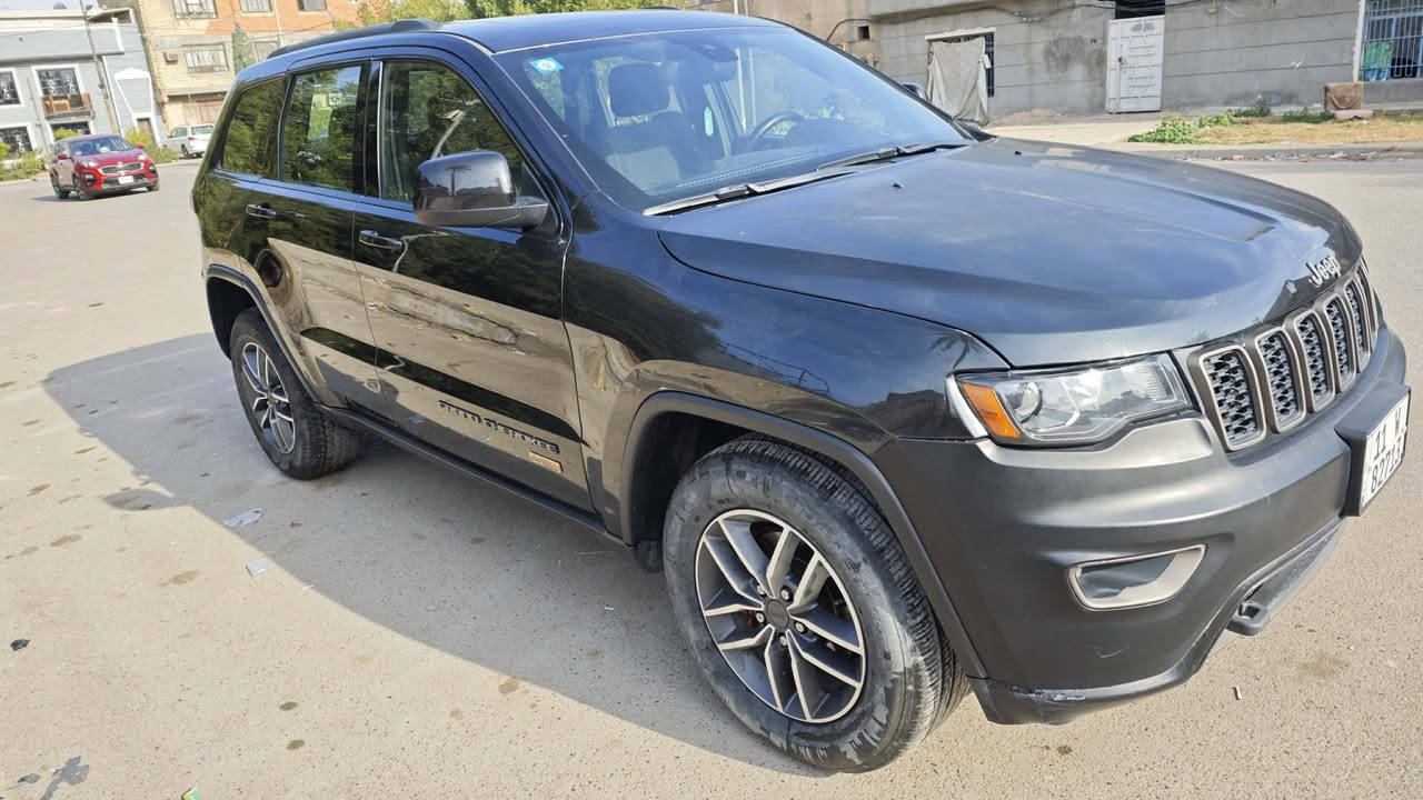 السلام عليكم 
جيب كراند شيروكي بلاك ادشن
موديل 2016 
* محرك V6 3.6
* دفع رباعي 4x4 
* المقاعد الأمامية كهربائية .
* المقاعد الأمامية تدفئة .  
* تدفئة ستيرن . 
* فتحة سقف .
* شاشه كبيرة مع GPS . 
* لايت led مع بروجكتر  . 
* تشغيل عن بعد .
* صندوق كهربائي .
* حساسات خلفية .
* كاميرا خلفية .
* مرايا متحسسه للضوء العالي مع تعتبم تلقائي . 
* محدد سرعة . 
* نظام بريك اوتماتيكي ( Auto Break System ) .
* المسافة المقطوعة (160 الف كم) 
———————-
* السعر ( 185 )
مكان السيارة بغداد الشعلة
سونار السياره مرفق مع صور الحادث
هاتف *********** متوفر واتساب
