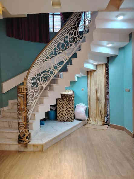 بيت للبيع في حي أور الثانية رقم الموبايل *********** يحتوي على 2 غرف وصالة براني كبير ومطبخ مناور 2 وصحيات داخلي وخارجي السطح شتايكر والأرضية اسباني كراج سيارة كبير السعر خاص
ملاحظة البيت مطلوب إسكان ١٧ تقريبا يستقطع من سعر البيت
