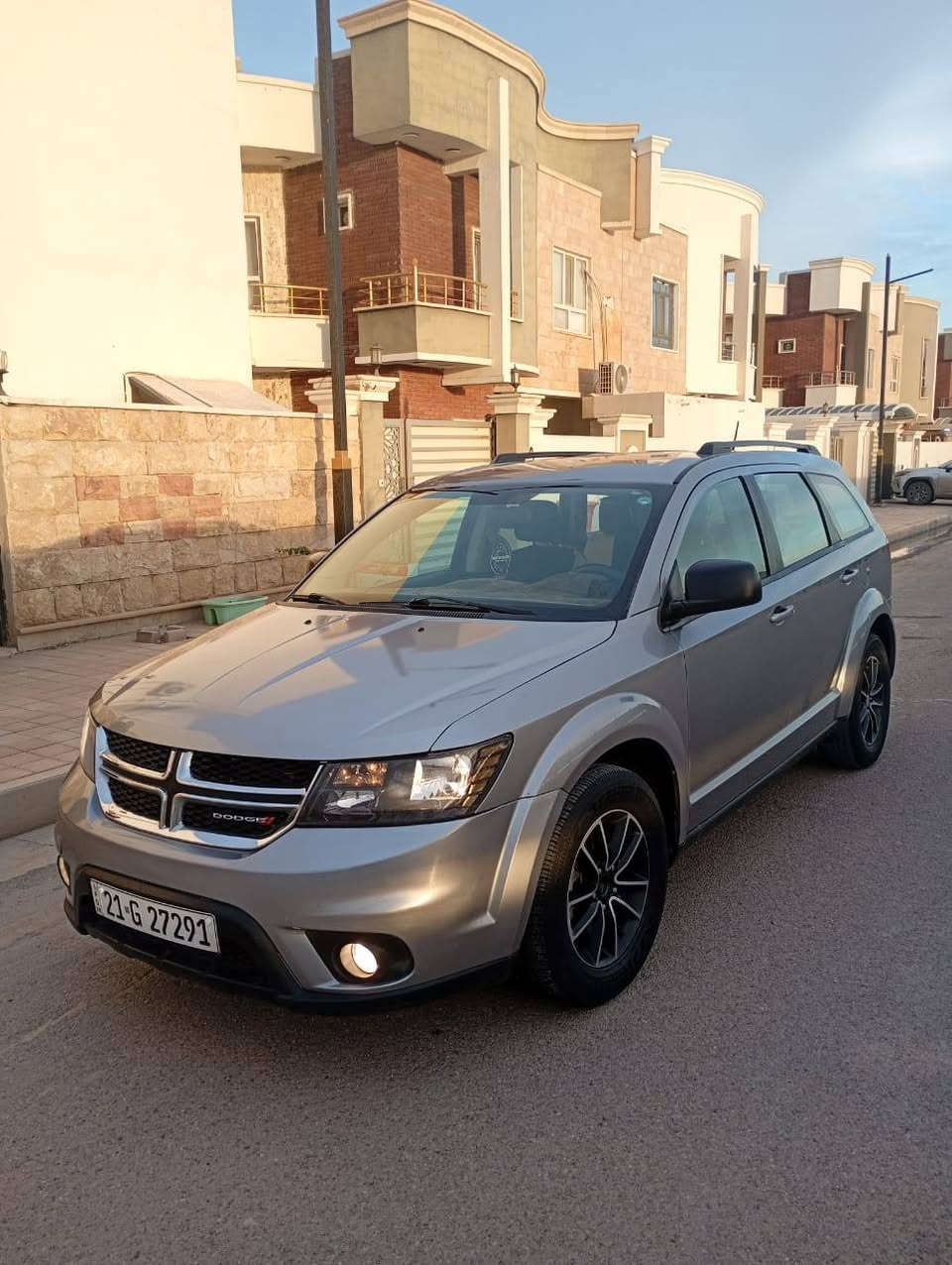 للبيع دوج جورني ٢٠١٧ رقم سليمانية بأسمي مكاني الرمادي السيارة فول نظافة ثلاث قطع تبريد ٧ راكب بصمة تشغيل وثلاث أبواب بصمة بيها ثلاث قطع جاملغات الأمامية والبنيد والبنيد سرقة مو ضربة السعر ١٣٧ ورقة وبيها مجال المكينة بيها تنقيص قليل للاستفسار اتصل على الرقم ***********
