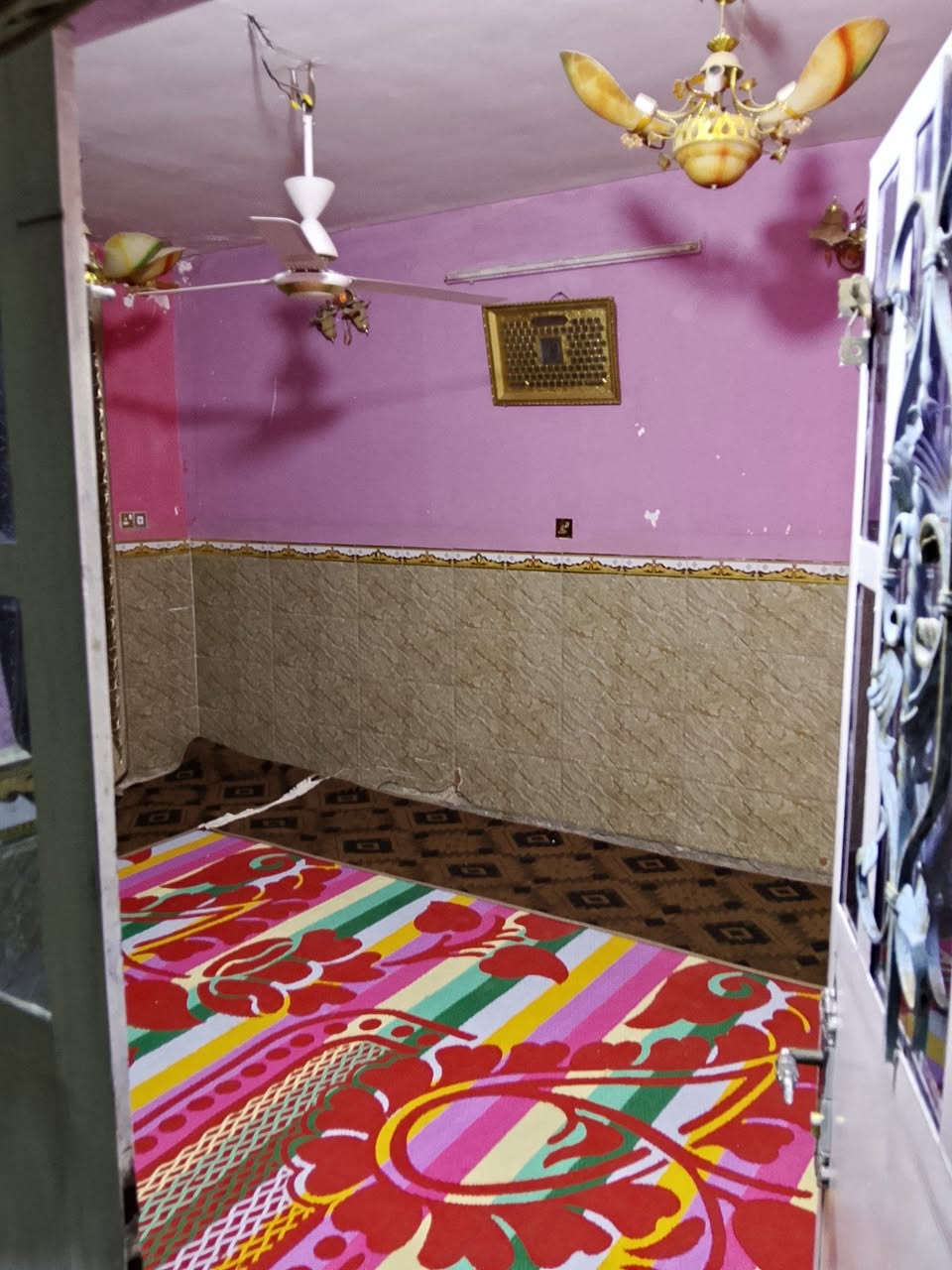 سلام عليكم بيت البيع في الشعله

قطاع الثاني البيت. مساحه 160 
هذا رقم ابو البيت مباشر.     ***********
