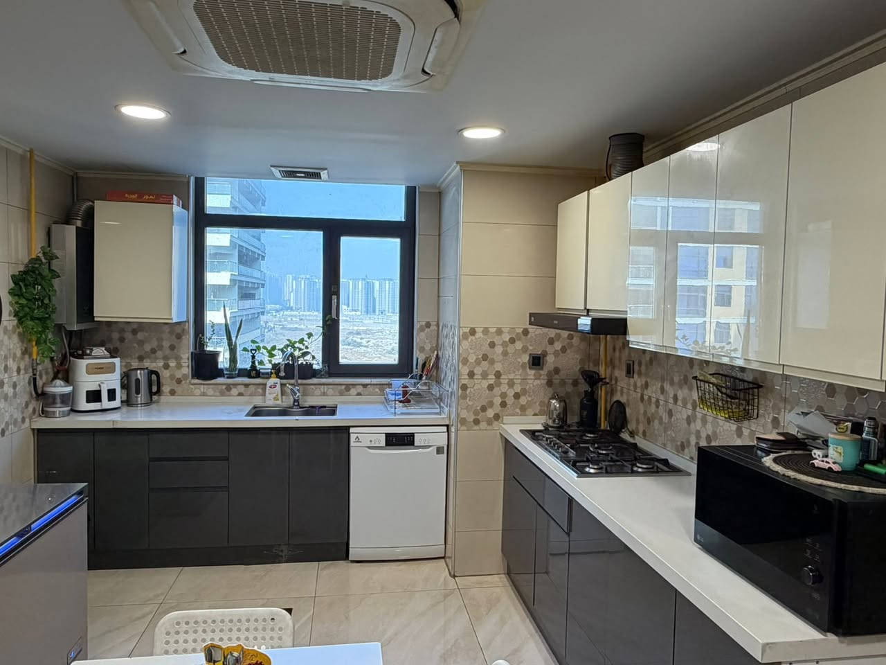 كاونتر تركي تفصال اربع قطع جوكر  يعني تكدرين تتحكمين بمكانه حسب مطبخج ☺️ مسوي ب 22ورقة  ماعدا الطباخ والمرشحه
 مستخدم شي قليل وبأرقى تصميم ومتانه  والسطح مرمر طبيعي  لون مُميز مع والداخل والخارج اج دي اف  

مع طباخ والمرشحة dlc    اريده كله بمليون وربع يعني اخو البلاش   مكاني بغداد المنصور  بمجمع بوابة العراق

مو شراي لاتدخل خاص وتعامل ونظافة فووول والقياسات مذكوره للاستفسار خاص او اتصل على الرقم

***********
