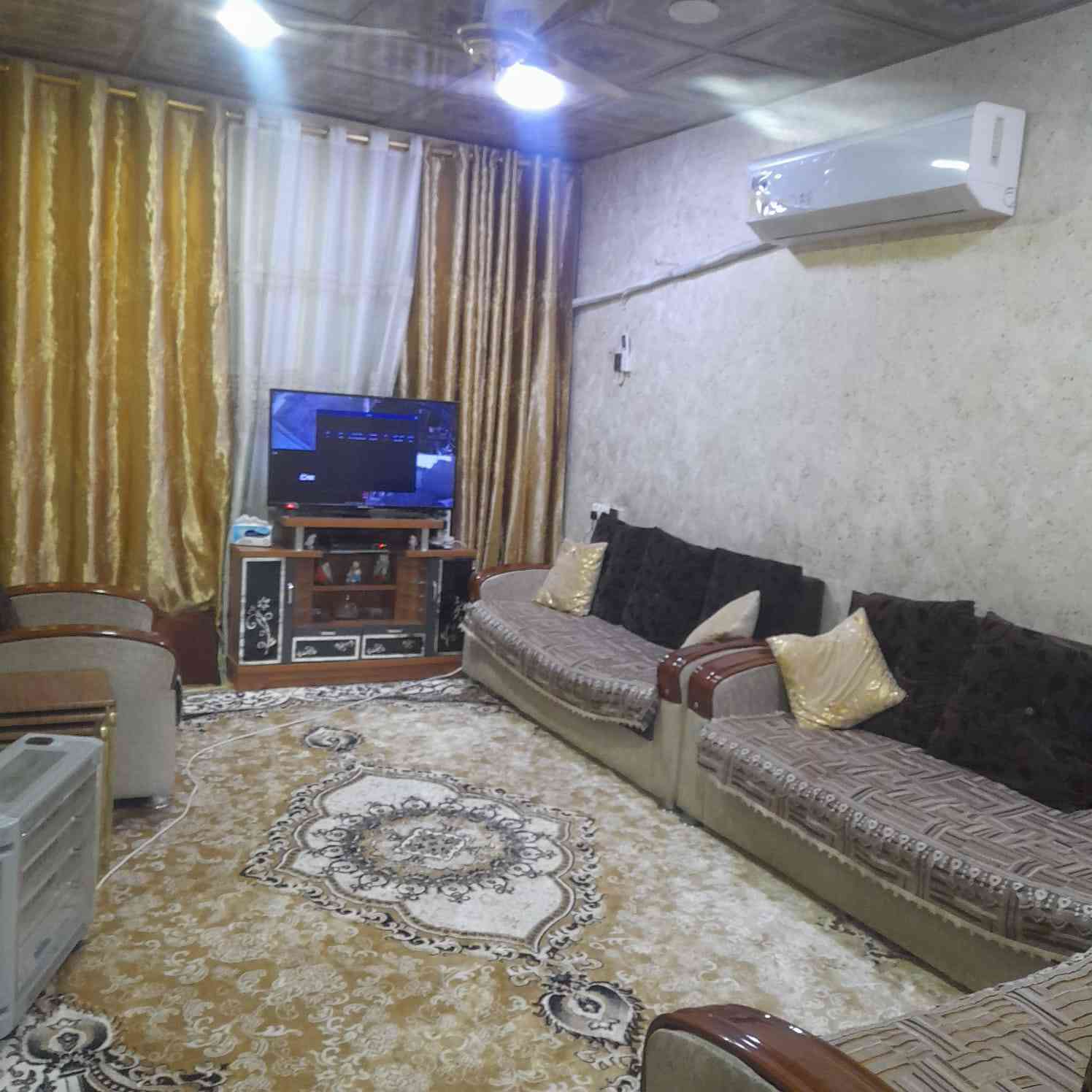 100م غرفه وترك  وصاله ومطبخ وخدمات مع كراج تشجير70م  و8 امبير مجانا  حي البساتين مقابل الضباط سند اصفر  السعر 85  للاتصال***********
