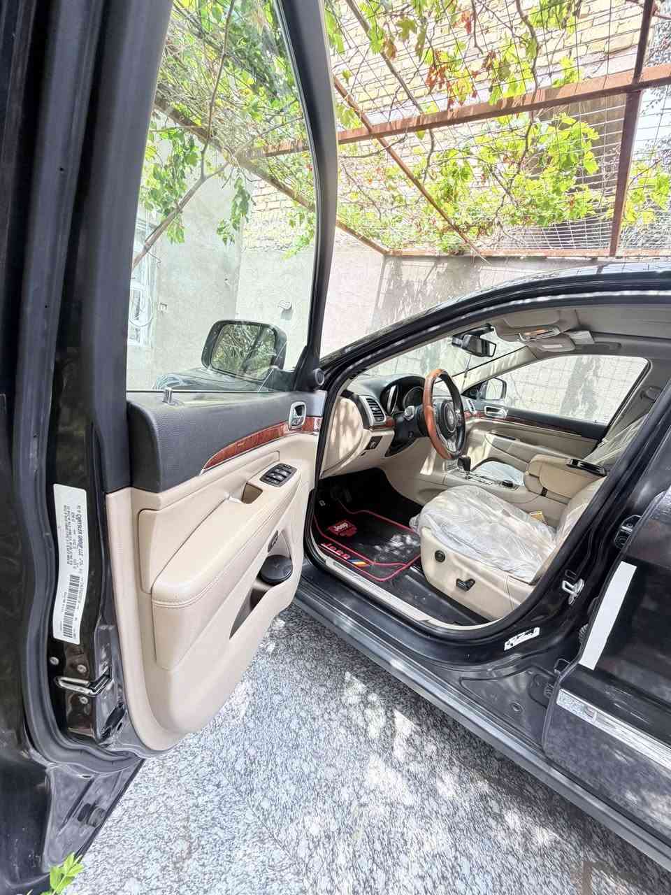 لاريدو لبيع. ١٣ لون اسود خليجيه بيه دحجه بابين وصبغتهن قطعتين فقط بدون دواخل بججم كبس فول مواصفات سياره ربع ماذب عليه جهازه نصبته احله من صوره 
مكان سياره ناصريه 
سعره ب ١٥٣ وبيه مجال 

***********
