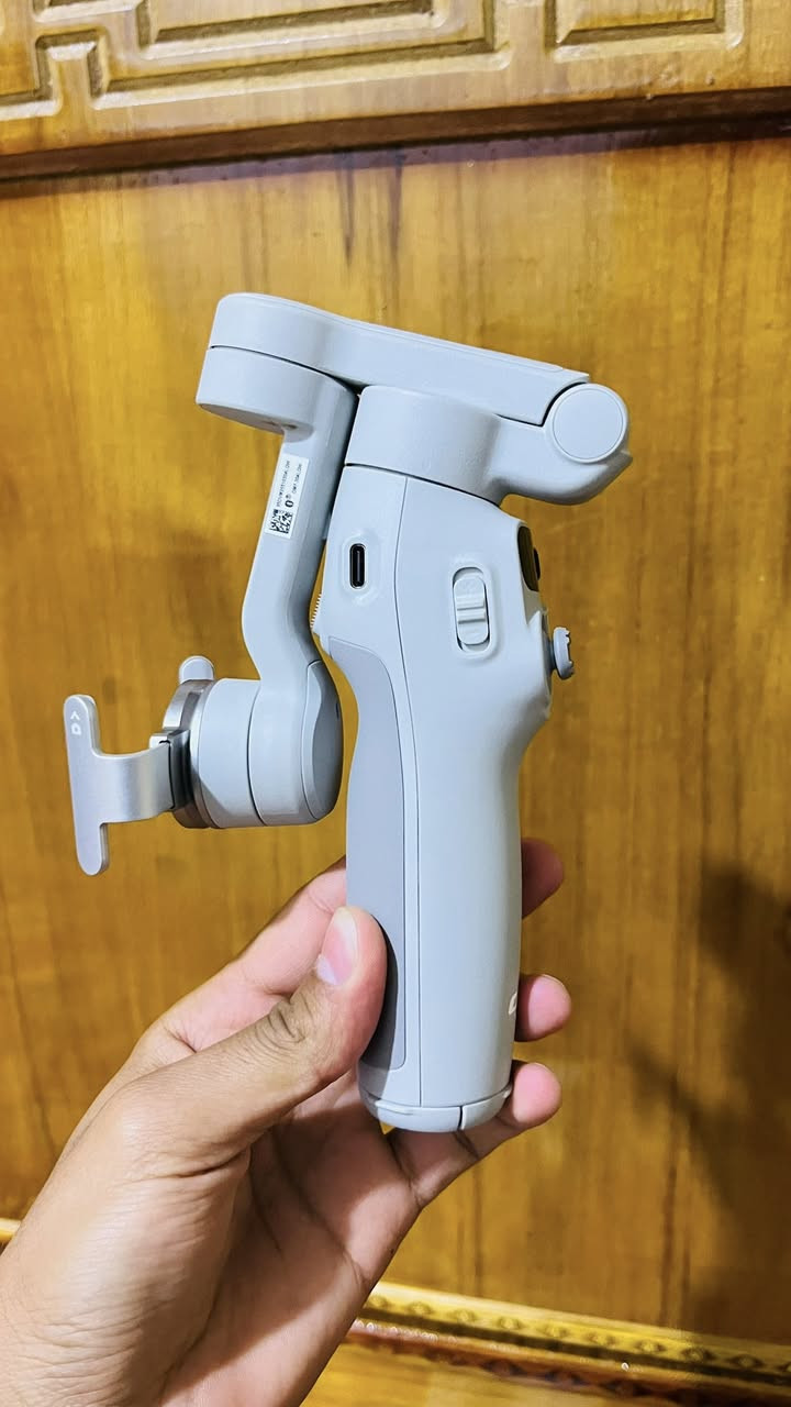 السلام عليكم
للبيع
DJI Osmo Mobile7
ثبات خرافي
بطارية قوية
تصوير سينمائي بضغطة زر
استخدام اسبوع واحد فقط بعده بالكارتون 
مكاني القرنة الثغر
***********
