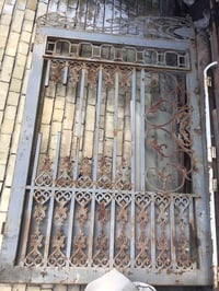 1- باب شارع خارجي قطعه واحده طول 2 متر وعرض متر و44 سنتم  بسعر 75 الف ...