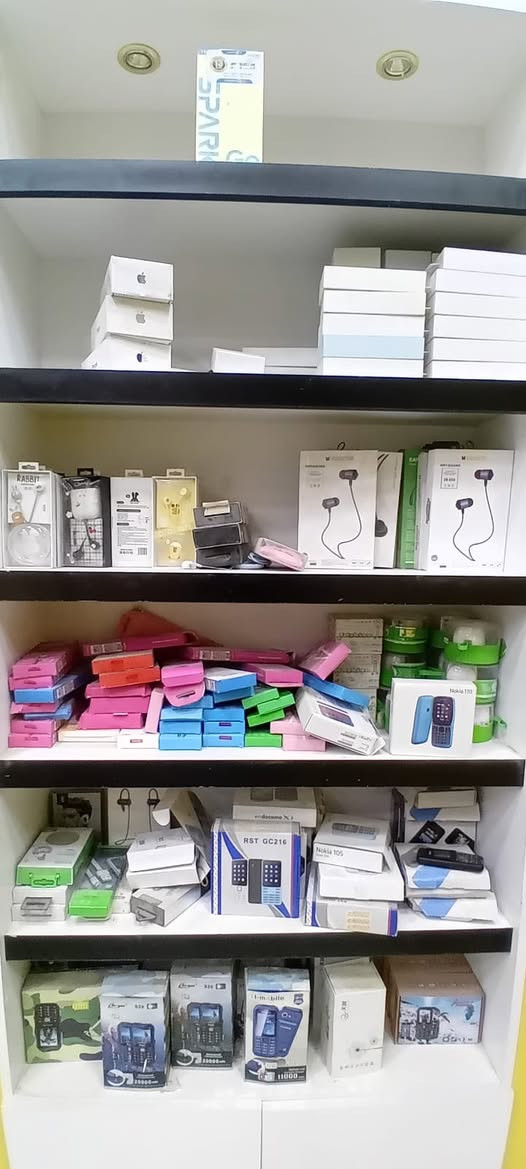 السلام عليكم تصفيه محل 

شلعه وحده جميع الغراض او نصف الغراض 

لا يتوفر مفرد جميع الغراض 

موبايلات واكسسوارات 

الاسعار جدا جدا مناسبه للاستفسار 

***********
