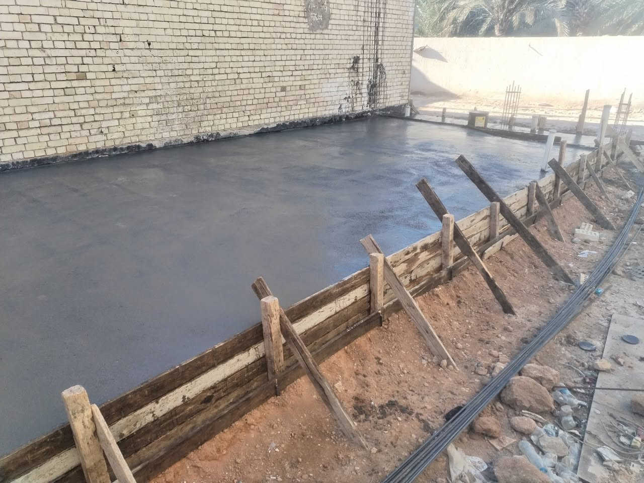 سلام عليكم ورحمة الله وبركاته اخذ مقاولات عامة والبناء في بغداد بناء هيكل عضم ذرعة سقف 170 الف فقط لطابقين ول مفتاح 375 ترميم تفليش تفاصيل الهيكل التي هيه نبدي بل اساس........ تنضيف الارض وفرش الجلمود ول سبيس وحدلها على طبقات وفرش لايلون زراعي ورش نفط اسود وفرش لايلون زراعي ورش كلور بمكافحت الرضه وعمل شبكت مجاري امل الشريف تسليح الساس جسور على كل الخريطه وعمل شبكتين حديد ارتفاع الساس الرفت 40سم صب الساس سي 35 فحص عمل بتلو 15 سم عمل البناء طابوك اصفر قليل الملاح البيان أو السلطان ورمل اخيضر درجه اولى وسمنت ماس..............  عمل رباطات 30 سم لكل جدران البيت وعمل نجارت السقف عمل دكشنات الكهرباء وسبوتلايت عمل انابيب السبالت ول مرازيب الماء عمل تسليح السقف يكون بمواصفات هندسيه عمل جسور مخفيه وا باقي التفاصيل صب السقف يكون سي 35 فحص عمل الطابق الأول نفس مواصفات الطابق الأرضي مع مردات ماء ٢٠ سم عمل البناء البيتونه معه مرد ماء 20 سم معه ستاره   ... موصفات... المواد المستخدمة نوع الشيش يكون اف اف الرمل اخيضر درجه اولى اسمنت ماس نوع الصب المركزي سي 35 فحص. ..... دقه في العمل يكون وقت محدد في العقد. تفاصيل أكثر اتصل على الأرقام...                         *********** بي وتساب.                            *********** فقط وتساب.                          *********** فقط اتصل.   ... بغداد مهندس ابو علي
