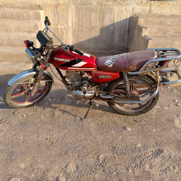 مكلف بالنشر
موطور للبيع السعر 300 وبي مجال 

المكان قرية الحود ***********
