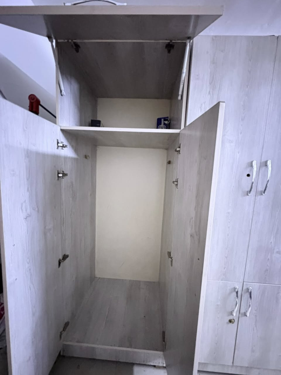 كنتور خشب قوي نظيف 6 أبواب للبيع سعر 350 الف عنوان بغداد دورة حي شرطة ***********
