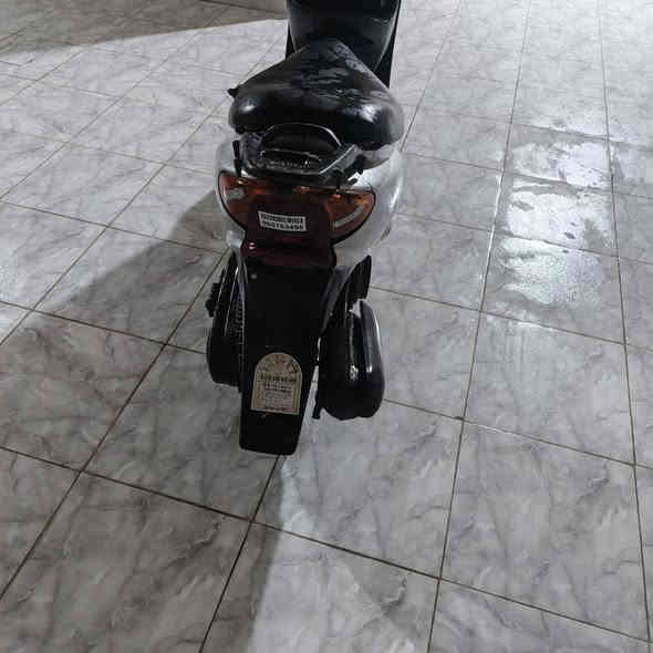 دراجة عصفوري ياباني مكينة ما مفتوحة ناعمة كلش كفرات أصلي جارد كابريتر أصلي عداد الكتروني شغال مقياس الدهن والبانزين شغال إنذار السرعة شغال الدراجة عليهة تزويد كلج أمامي رياضي شرط إذا ما تقفل 65 وتعبر العداد اطيك فلوسهة قبضات رياضي مريحات دبلات خلفي أمامي رياضي بلاد يعني من اليابان خرز رياضي كشن رياضي يعني الدراجة مصروف عليهة ومتعوب عليهة عوزهة شغلة وحدة بس التريشة الجانبية فقط سعرهة
4 ألف إني اوديك على واحد فقط هاي 
سعر الدراجة 350 ألف 
مكاني واسط الكوت شارع أربعين ***********
