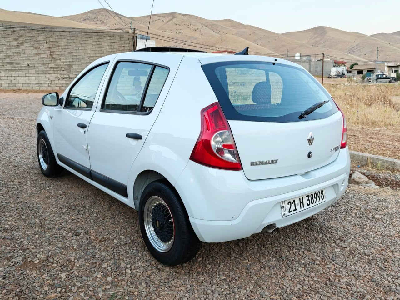 ڕینۆی سمبول مۆدێل2011🚗
سپێری دانە بەزیوەزۆرلۆکە
4تایەوویلی لۆکی لەژێرایە 
تەبەریت زۆرساردوەک سەلاجە
گێڕی عادیو گێڕی تۆماتیک 
بەشەرتی گێڕومەکینەهەموگیانی
یەک پارچە بۆیاخە بەس بۆنیت
سەنەوی هەتا1ساڵونیوی ترتازەیە
نرخی57گەڵاو معامەلەیەکی کەم
سەیارەکە هی مەعرەز نیە هی دەستی خۆمانە وزۆر جایزولۆکە
ماڵم لەسلێمانیە نزیک هەواری شار تکایە زانیاریەکان بخوێنەوە ئینجا تەلەفۆن بکە 
*********** السليمانية, العراق
