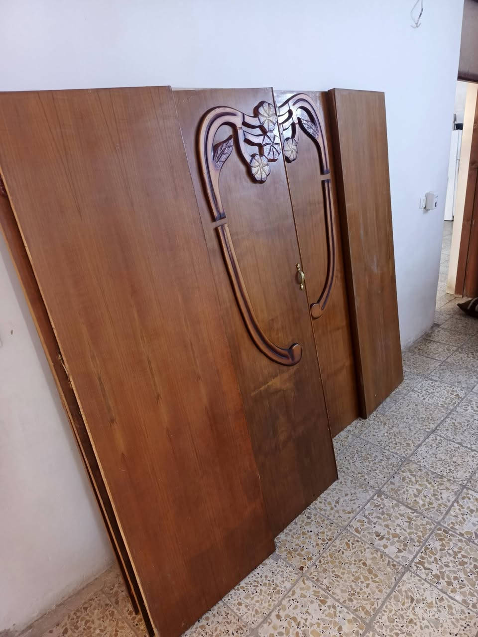 سلام عليكم غرفه نوم نضيفه كلش كامله مابيها ضرر سعرها300 بدون دوشك وي دوشك 225 اليريدها يخابرني مكاني بغداد بلديات المعسكر ***********
