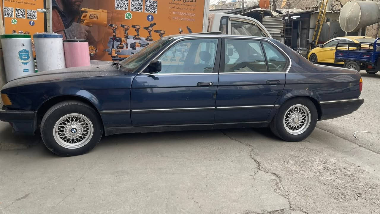 السلام عليكم بي ام 735 موديل 91 السياره مكفوله من ظربه وصبغ وخياس  فقط بيه جراد بنيد وجنطه جاهزه للأخير بردات بلاديه بيبان خلفيه وجامه خلفيه كير محرك تبريد صدر كهربائيات ماملعوب بيه ولا بيه جطل جاهزه داخله جديد نضافته 95/100 السياره على أيد وحده 11 سنه مامتعوبه خمسه ويل كب خليه عده مالته بلاديه رقم بغداد الجديد سنويه 2030 باسمي هزه جديده تحويل ثاني يوم مكاني بغداد الغزاليه رقم تلفون *********** بيه واتساب السعر 60 وبيه مجال بسيط
